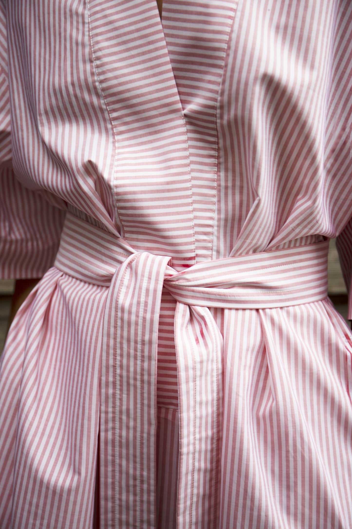 TUNIQUE_CHEMISE DE NUIT MADELEINE_HOMAI PARIS_RAYURES ROSES_AUTOMNE HIVER 2021_DETAIL CEINTURE